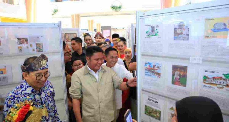 Gubernur Sumatera Selatan Herman Deru mendampingi menteri Kebudayaan Fadli Zon menghadiri Sriwijaya Philately Exhibition 2026 yang digelar di atrium Palembang Square Mall (PS Mall) Palembang. Foto: Humas Pemprov Sumsel.