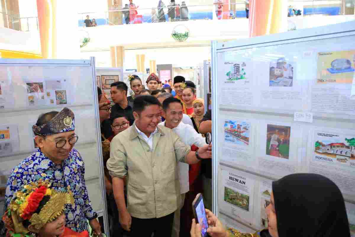 Gubernur Sumatera Selatan Herman Deru mendampingi menteri Kebudayaan Fadli Zon menghadiri Sriwijaya Philately Exhibition 2026 yang digelar di atrium Palembang Square Mall (PS Mall) Palembang. Foto: Humas Pemprov Sumsel.