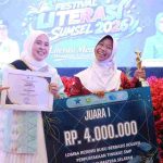 Bunda Literasi Kota Palembang, Hj Dewi Sastrani, sukses menorehkan prestasi membanggakan dengan meraih penghargaan Bhakti Adipustaka Provinsi Sumatera Selatan Tahun 2026 untuk kategori Tokoh Masyarakat Penggiat Literasi. Foto: Kominfo Palembang.