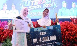 Bunda Literasi Kota Palembang, Hj Dewi Sastrani, sukses menorehkan prestasi membanggakan dengan meraih penghargaan Bhakti Adipustaka Provinsi Sumatera Selatan Tahun 2026 untuk kategori Tokoh Masyarakat Penggiat Literasi. Foto: Kominfo Palembang.