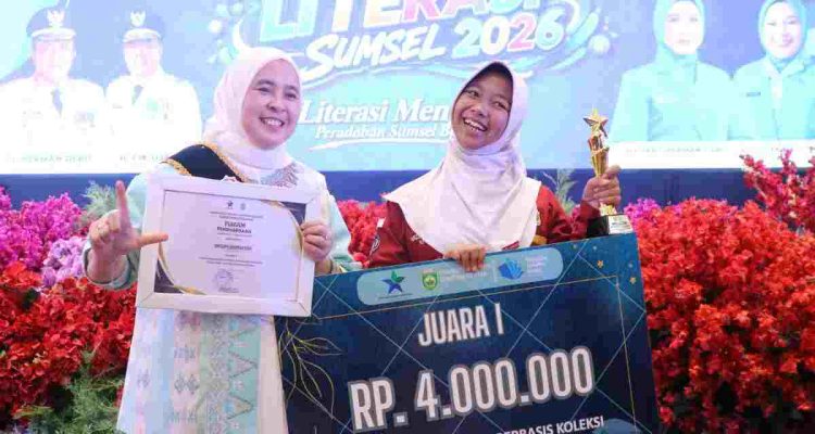 Bunda Literasi Kota Palembang, Hj Dewi Sastrani, sukses menorehkan prestasi membanggakan dengan meraih penghargaan Bhakti Adipustaka Provinsi Sumatera Selatan Tahun 2026 untuk kategori Tokoh Masyarakat Penggiat Literasi. Foto: Kominfo Palembang.