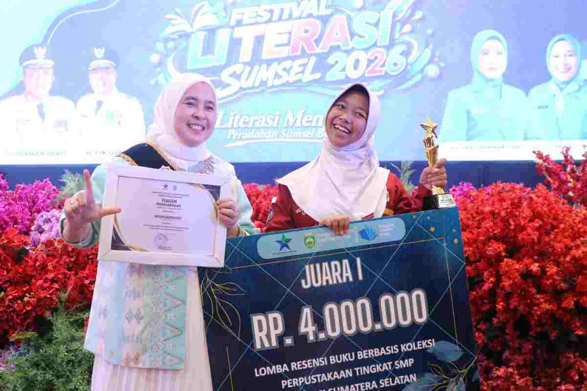 Bunda Literasi Kota Palembang, Hj Dewi Sastrani, sukses menorehkan prestasi membanggakan dengan meraih penghargaan Bhakti Adipustaka Provinsi Sumatera Selatan Tahun 2026 untuk kategori Tokoh Masyarakat Penggiat Literasi. Foto: Kominfo Palembang.