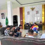 Bupati Musi Banyuasin HM Toha Tohet, SH menerima tiga pemuda asal Desa Cipta Praja (A7), Kecamatan Keluang di Guest House Griya Bumi Serasan Sekate, Rabu (23/9/2026). Foto: Kominfo Muba.