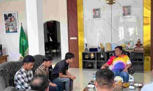 Bupati Musi Banyuasin HM Toha Tohet, SH menerima tiga pemuda asal Desa Cipta Praja (A7), Kecamatan Keluang di Guest House Griya Bumi Serasan Sekate, Rabu (23/9/2026). Foto: Kominfo Muba.