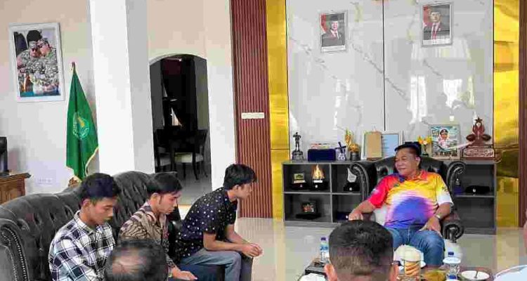 Bupati Musi Banyuasin HM Toha Tohet, SH menerima tiga pemuda asal Desa Cipta Praja (A7), Kecamatan Keluang di Guest House Griya Bumi Serasan Sekate, Rabu (23/9/2026). Foto: Kominfo Muba.