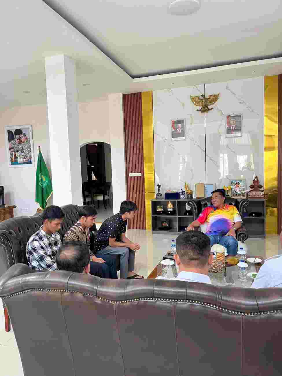 Bupati Musi Banyuasin HM Toha Tohet, SH menerima tiga pemuda asal Desa Cipta Praja (A7), Kecamatan Keluang di Guest House Griya Bumi Serasan Sekate, Rabu (23/9/2026). Foto: Kominfo Muba.