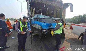 Bus yang mengalami kecelakaan di tol Palindera, Sabtu (5/9/2026) pagi. Foto: Antara/polantas.