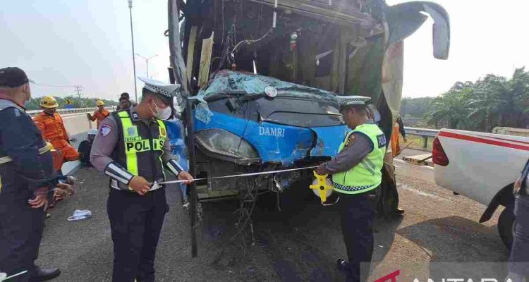 Bus yang mengalami kecelakaan di tol Palindera, Sabtu (5/9/2026) pagi. Foto: Antara/polantas.