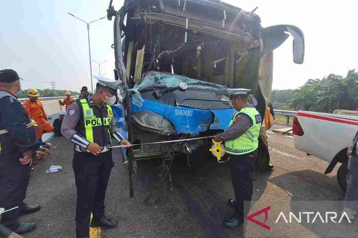 Bus yang mengalami kecelakaan di tol Palindera, Sabtu (5/9/2026) pagi. Foto: Antara/polantas.