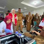 Ketua PMI Kota Palembang, Hj Dewi Sastrani saat menghadiri kegiatan donor darah di kantor Camat Ilir Timur (IT) III, Senin (14/9/2026). Foto: Kominfo Palembang.