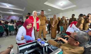 darah-40kb Ketua PMI Kota Palembang, Hj Dewi Sastrani saat menghadiri kegiatan donor darah di kantor Camat Ilir Timur (IT) III, Senin (14/9/2026). Foto: Kominfo Palembang.