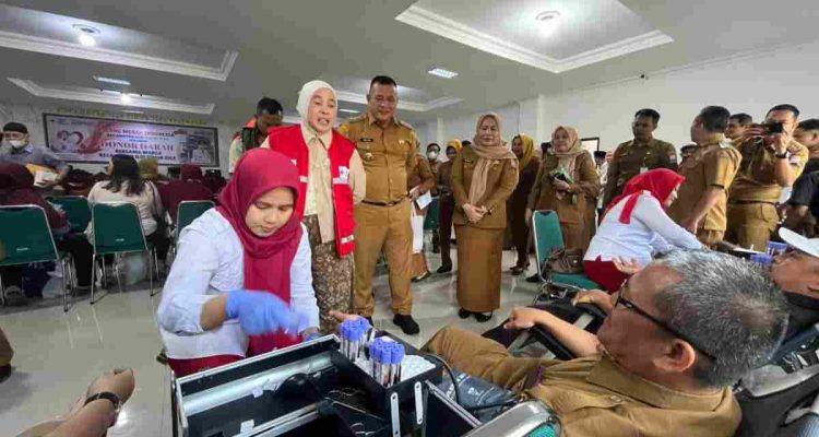 Ketua PMI Kota Palembang, Hj Dewi Sastrani saat menghadiri kegiatan donor darah di kantor Camat Ilir Timur (IT) III, Senin (14/9/2026). Foto: Kominfo Palembang.