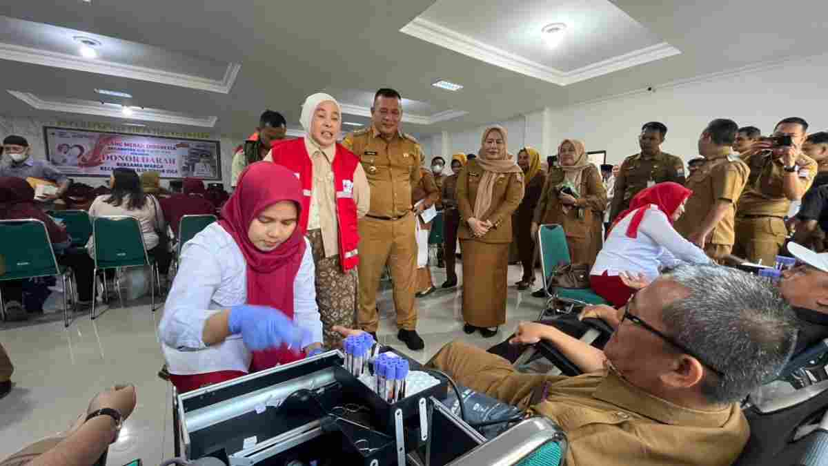 Ketua PMI Kota Palembang, Hj Dewi Sastrani saat menghadiri kegiatan donor darah di kantor Camat Ilir Timur (IT) III, Senin (14/9/2026). Foto: Kominfo Palembang.