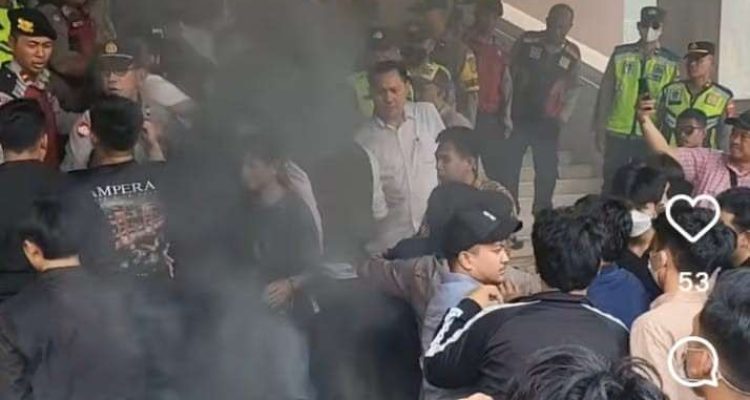 Massa yang menggelar aksi di DPRD Sumsel, Rabu (30/9/2026). Foto: screenshot Medsos.