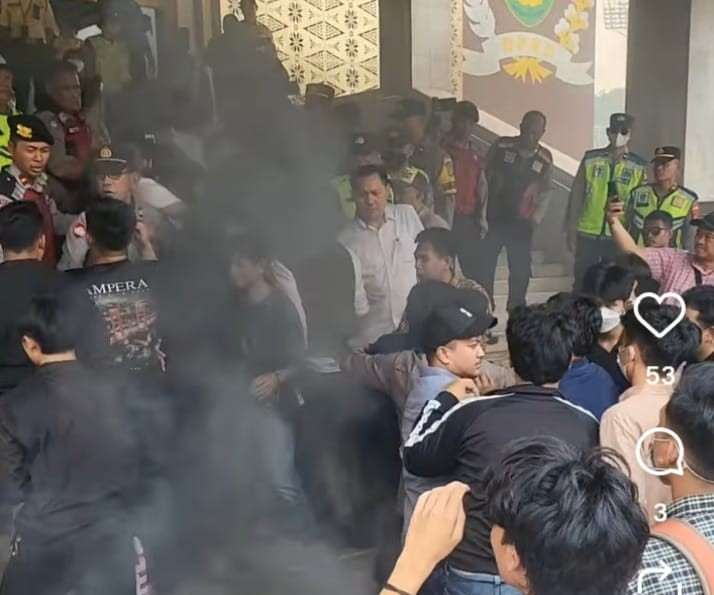 Massa yang menggelar aksi di DPRD Sumsel, Rabu (30/9/2026). Foto: screenshot Medsos.