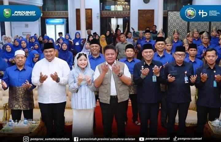 Gubernur Sumsel, Herman Deru saat melepas para kafilah untuk mengikuti MTQ Nasional, Kamis (10/9/2026). Foto: Humas Pemprov Sumsel.