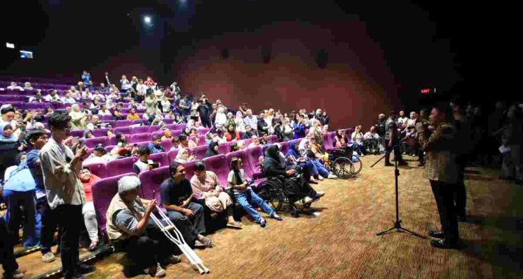 Herman Deru didaulat sebagai Ayah Anak Istimewa Indonesia usai menghadiri kegiatan pemutaran khusus atau Advance Ticket Sale (nonton lebih dahulu) film Istimewa di Palembang Indah Mall (PIM) XXI, Sabtu (12/9/2026) sore. Foto: Humas Pemprov Sumsel.