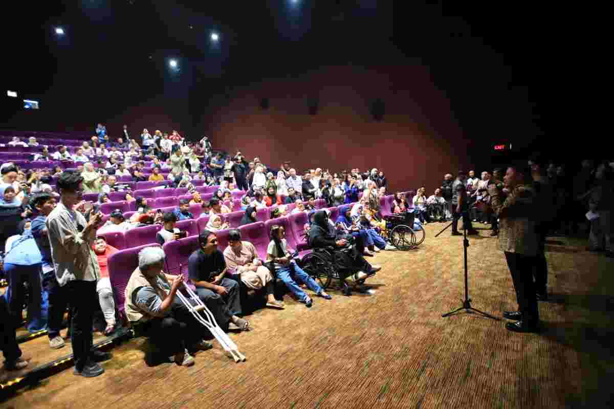 Herman Deru didaulat sebagai Ayah Anak Istimewa Indonesia usai menghadiri kegiatan pemutaran khusus atau Advance Ticket Sale (nonton lebih dahulu) film Istimewa di Palembang Indah Mall (PIM) XXI, Sabtu (12/9/2026) sore. Foto: Humas Pemprov Sumsel.