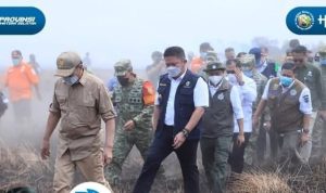 Gubernur Sumsel Dr. H. Herman Deru mendampingi Menteri Koordinator Bidang Politik dan Keamanan (Menko Polkam) Republik Indonesia (RI) Jendral TNI (Purn) Djamari Chaniago, Kepala Badan Penanggulangan Bencana Nasional (BNPB) Letjen TNI Suharyanto, dan Menteri Kehutanan RI Raja Juli Antoni meninjau langsung Posko Satgas Karhutla Kecamatan Kertapati,  Jumat (18/9/2026) pagi. Foto: Humas Pemprov Sumsel.