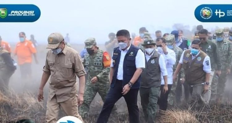 Gubernur Sumsel Dr. H. Herman Deru mendampingi Menteri Koordinator Bidang Politik dan Keamanan (Menko Polkam) Republik Indonesia (RI) Jendral TNI (Purn) Djamari Chaniago, Kepala Badan Penanggulangan Bencana Nasional (BNPB) Letjen TNI Suharyanto, dan Menteri Kehutanan RI Raja Juli Antoni meninjau langsung Posko Satgas Karhutla Kecamatan Kertapati,  Jumat (18/9/2026) pagi. Foto: Humas Pemprov Sumsel.