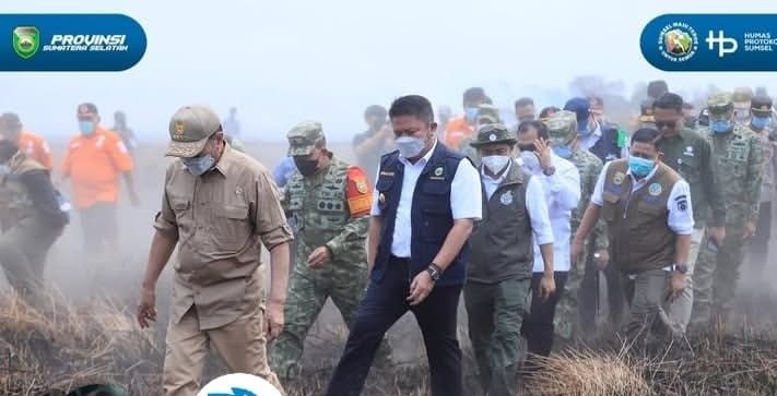 Gubernur Sumsel Dr. H. Herman Deru mendampingi Menteri Koordinator Bidang Politik dan Keamanan (Menko Polkam) Republik Indonesia (RI) Jendral TNI (Purn) Djamari Chaniago, Kepala Badan Penanggulangan Bencana Nasional (BNPB) Letjen TNI Suharyanto, dan Menteri Kehutanan RI Raja Juli Antoni meninjau langsung Posko Satgas Karhutla Kecamatan Kertapati,  Jumat (18/9/2026) pagi. Foto: Humas Pemprov Sumsel.