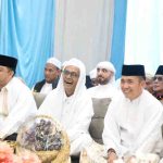 Wali Kota Palembang Ratu Dewa bersama masyarakat Kelurahan Lebong Gajah, Kecamatan Sematang Borang, serta sejumlah organisasi masyarakat (ormas) menghadiri peringatan Maulid Nabi Muhammad Shalallahu Alaihi Wasallam 1488 H, di Jalan Musi Raya, Selasa malam (8/9/2026). Foto: Kominfo Palembang.