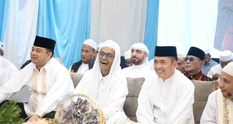 Wali Kota Palembang Ratu Dewa bersama masyarakat Kelurahan Lebong Gajah, Kecamatan Sematang Borang, serta sejumlah organisasi masyarakat (ormas) menghadiri peringatan Maulid Nabi Muhammad Shalallahu Alaihi Wasallam 1488 H, di Jalan Musi Raya, Selasa malam (8/9/2026). Foto: Kominfo Palembang.