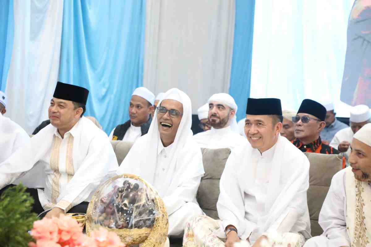 Wali Kota Palembang Ratu Dewa bersama masyarakat Kelurahan Lebong Gajah, Kecamatan Sematang Borang, serta sejumlah organisasi masyarakat (ormas) menghadiri peringatan Maulid Nabi Muhammad Shalallahu Alaihi Wasallam 1488 H, di Jalan Musi Raya, Selasa malam (8/9/2026). Foto: Kominfo Palembang.