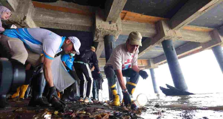 Wali Kota Palembang H Ratu Dewa, MSi turun langsung memimpin aksi bersih-bersih sampah di kawasan 7 Ulu, sekitar Jembatan Ampera, Sabtu (12/9/2026). Foto: Kominfo Palembang.