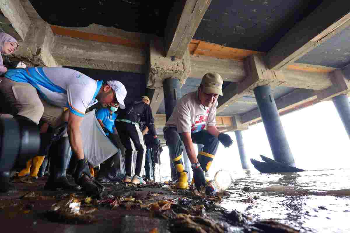 Wali Kota Palembang H Ratu Dewa, MSi turun langsung memimpin aksi bersih-bersih sampah di kawasan 7 Ulu, sekitar Jembatan Ampera, Sabtu (12/9/2026). Foto: Kominfo Palembang.