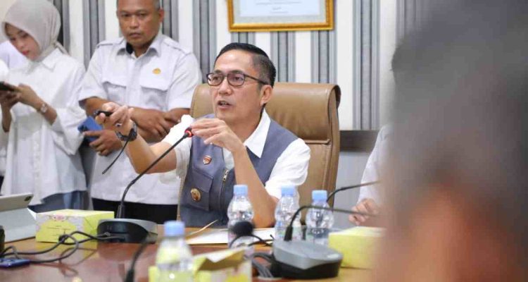 Walikota Palembang, Ratu Dewa saat memimpin rapat masalah antisipasi banjir, Rabu (16/9/2026). Foto: Kominfo Palembang.
