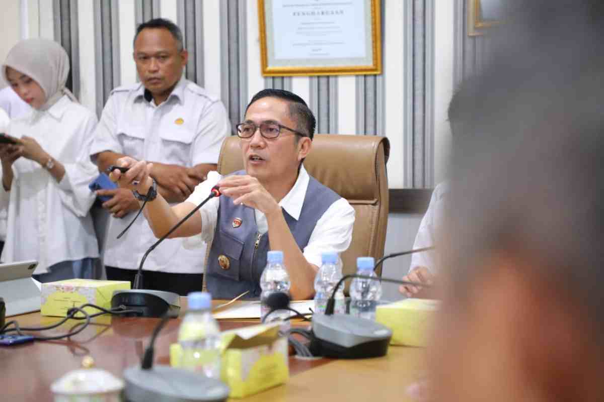 Walikota Palembang, Ratu Dewa saat memimpin rapat masalah antisipasi banjir, Rabu (16/9/2026). Foto: Kominfo Palembang.