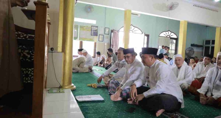 Walikota Palembang, Ratu Dewa saat menghadiri kegiatan safari Jumat Pemerintah Kota Palembang di Masjid Al-Mu’min, Talang Kelapa, Kecamatan Alang-Alang Lebar, Jumat (18/9/2026). Foto: Kominfo Palembang.