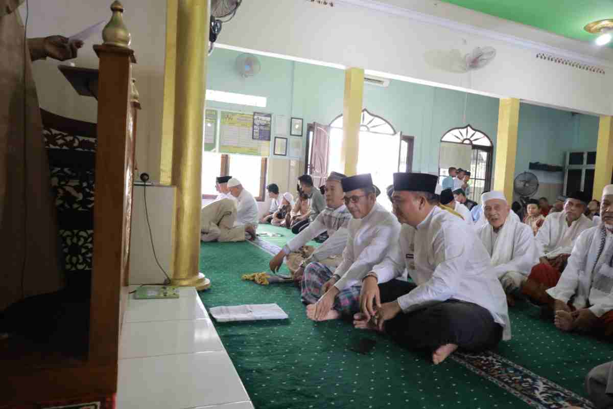 Walikota Palembang, Ratu Dewa saat menghadiri kegiatan safari Jumat Pemerintah Kota Palembang di Masjid Al-Mu’min, Talang Kelapa, Kecamatan Alang-Alang Lebar, Jumat (18/9/2026). Foto: Kominfo Palembang.
