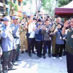 Gubernur Sumsel, Herman Deru saat bersama Wali Kota Palembang Ratu Dewa meninjau langsung Posko Penanggulangan Kebakaran Hutan dan Lahan (Karhutla) di Kecamatan Alang-Alang Lebar, Palembang, Senin (7/9/2026). Foto: Humas Pemprov Sumsel.