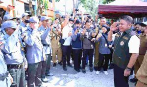 Gubernur Sumsel, Herman Deru saat bersama Wali Kota Palembang Ratu Dewa meninjau langsung Posko Penanggulangan Kebakaran Hutan dan Lahan (Karhutla) di Kecamatan Alang-Alang Lebar, Palembang, Senin (7/9/2026). Foto: Humas Pemprov Sumsel.