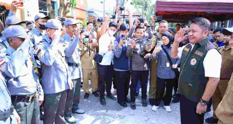 Gubernur Sumsel, Herman Deru saat bersama Wali Kota Palembang Ratu Dewa meninjau langsung Posko Penanggulangan Kebakaran Hutan dan Lahan (Karhutla) di Kecamatan Alang-Alang Lebar, Palembang, Senin (7/9/2026). Foto: Humas Pemprov Sumsel.