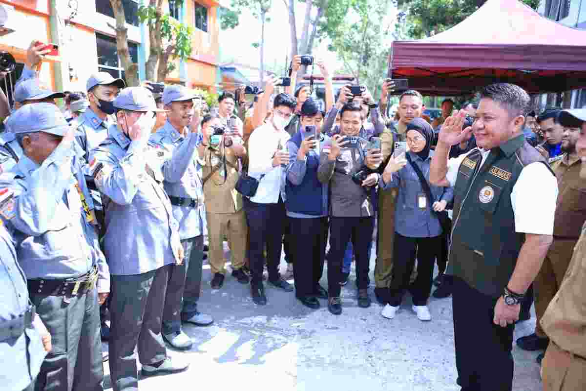 Gubernur Sumsel, Herman Deru saat bersama Wali Kota Palembang Ratu Dewa meninjau langsung Posko Penanggulangan Kebakaran Hutan dan Lahan (Karhutla) di Kecamatan Alang-Alang Lebar, Palembang, Senin (7/9/2026). Foto: Humas Pemprov Sumsel.