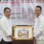 Wakil Gubernur Sumatera Selatan, Cik Ujang saat menghadiri Diskusi Publik bertajuk "Kabut Asap dan Nasib Ekonomi Rakyat" yang digelar di Hotel Swarna Dwipa, Palembang, Kamis (17/9/2026). Foto: Humas Pemprov Sumsel.