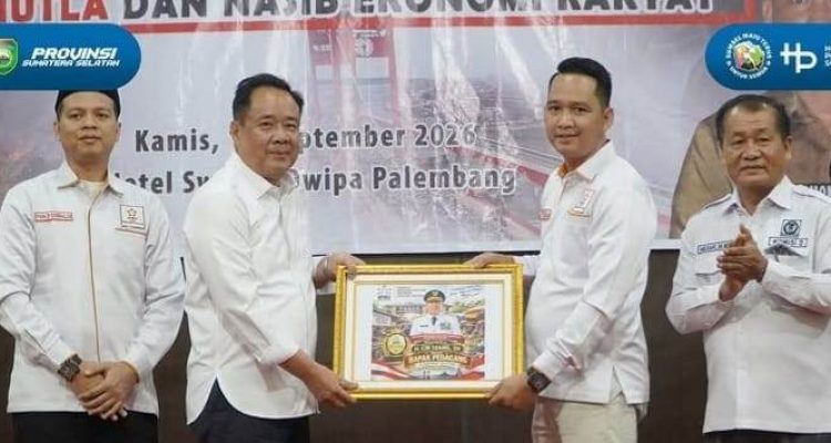 Wakil Gubernur Sumatera Selatan, Cik Ujang saat menghadiri Diskusi Publik bertajuk "Kabut Asap dan Nasib Ekonomi Rakyat" yang digelar di Hotel Swarna Dwipa, Palembang, Kamis (17/9/2026). Foto: Humas Pemprov Sumsel.