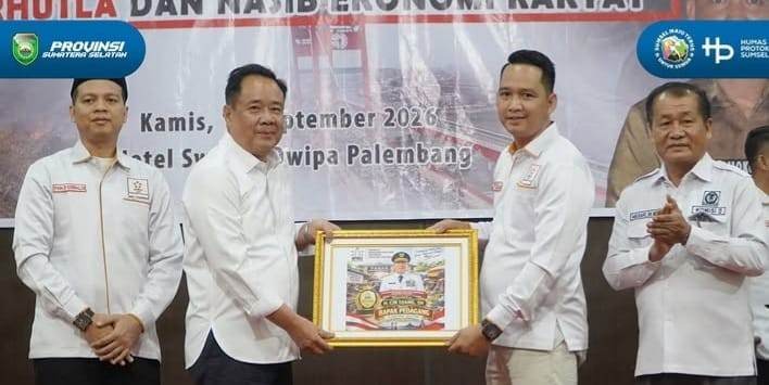 Wakil Gubernur Sumatera Selatan, Cik Ujang saat menghadiri Diskusi Publik bertajuk "Kabut Asap dan Nasib Ekonomi Rakyat" yang digelar di Hotel Swarna Dwipa, Palembang, Kamis (17/9/2026). Foto: Humas Pemprov Sumsel.