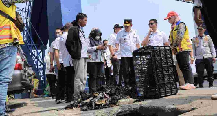 Asisten II Setda Kota Palembang Isnaini Madani meninjau sejumlah titik yang berpotensi mengalami genangan di ruas jalan protokol Kota Palembang, Rabu (23/9/2026). Foto: Kominfo Palembang.