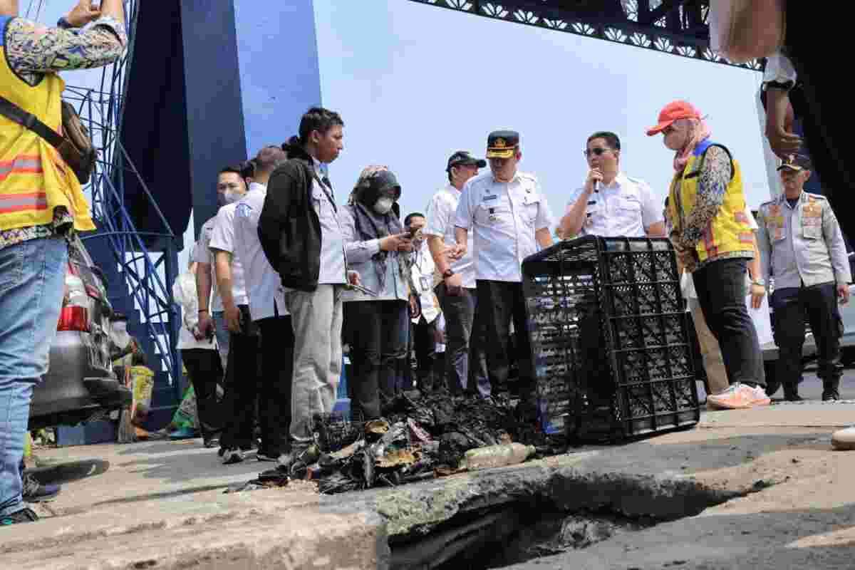 Asisten II Setda Kota Palembang Isnaini Madani meninjau sejumlah titik yang berpotensi mengalami genangan di ruas jalan protokol Kota Palembang, Rabu (23/9/2026). Foto: Kominfo Palembang.