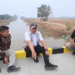 Gubernur Sumsel, Herman Deru beristirahat di atas jembatan saat berkunjung ke Muara Telang, Banyuasin. Foto: Humas Pemprov Sumsel.