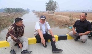 Gubernur Sumsel, Herman Deru beristirahat di atas jembatan saat berkunjung ke Muara Telang, Banyuasin. Foto: Humas Pemprov Sumsel.