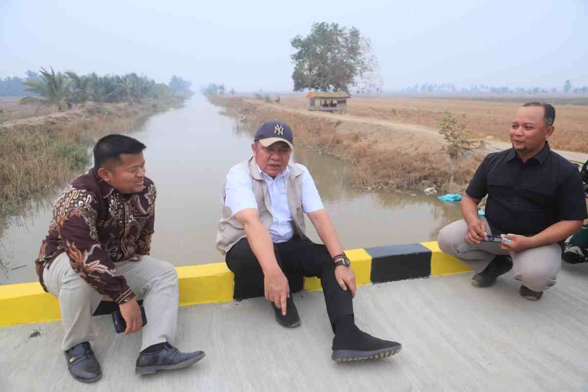Gubernur Sumsel, Herman Deru beristirahat di atas jembatan saat berkunjung ke Muara Telang, Banyuasin. Foto: Humas Pemprov Sumsel.