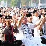 Gubernur Sumsel, Herman Deru dan jajaran Pemprov Sumsel, Kamis (3/9/2026) melaksanakan Salat Istisqa di halaman Pemprov Sumsel. Foto: Humas Pemprov Sumsel.