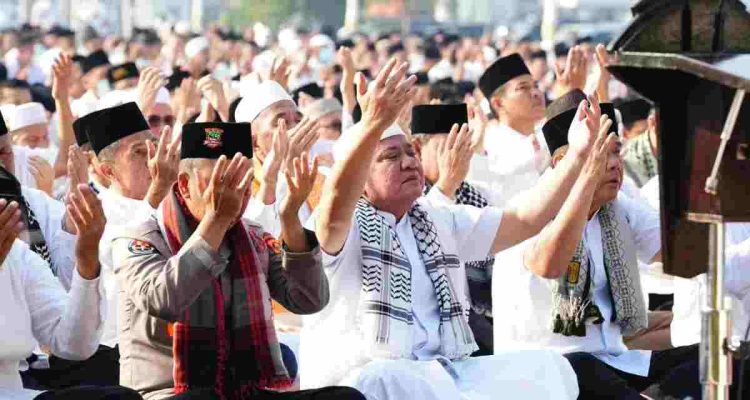Gubernur Sumsel, Herman Deru dan jajaran Pemprov Sumsel, Kamis (3/9/2026) melaksanakan Salat Istisqa di halaman Pemprov Sumsel. Foto: Humas Pemprov Sumsel.