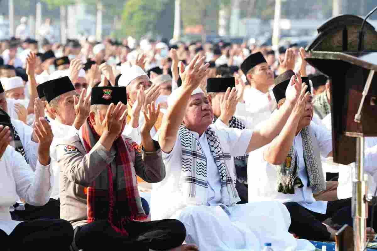 Gubernur Sumsel, Herman Deru dan jajaran Pemprov Sumsel, Kamis (3/9/2026) melaksanakan Salat Istisqa di halaman Pemprov Sumsel. Foto: Humas Pemprov Sumsel.