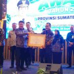 Wabup Muba, Rohman menerima pelakat penghargaan pada penganugerahan Jaminan Sosial Ketenagakerjaan (Jamsostek) Award Tahun 2025 kategori Pemerintah Kabupaten/Kota se-Sumatera Selatan. Foto: Kominfo Muba.
